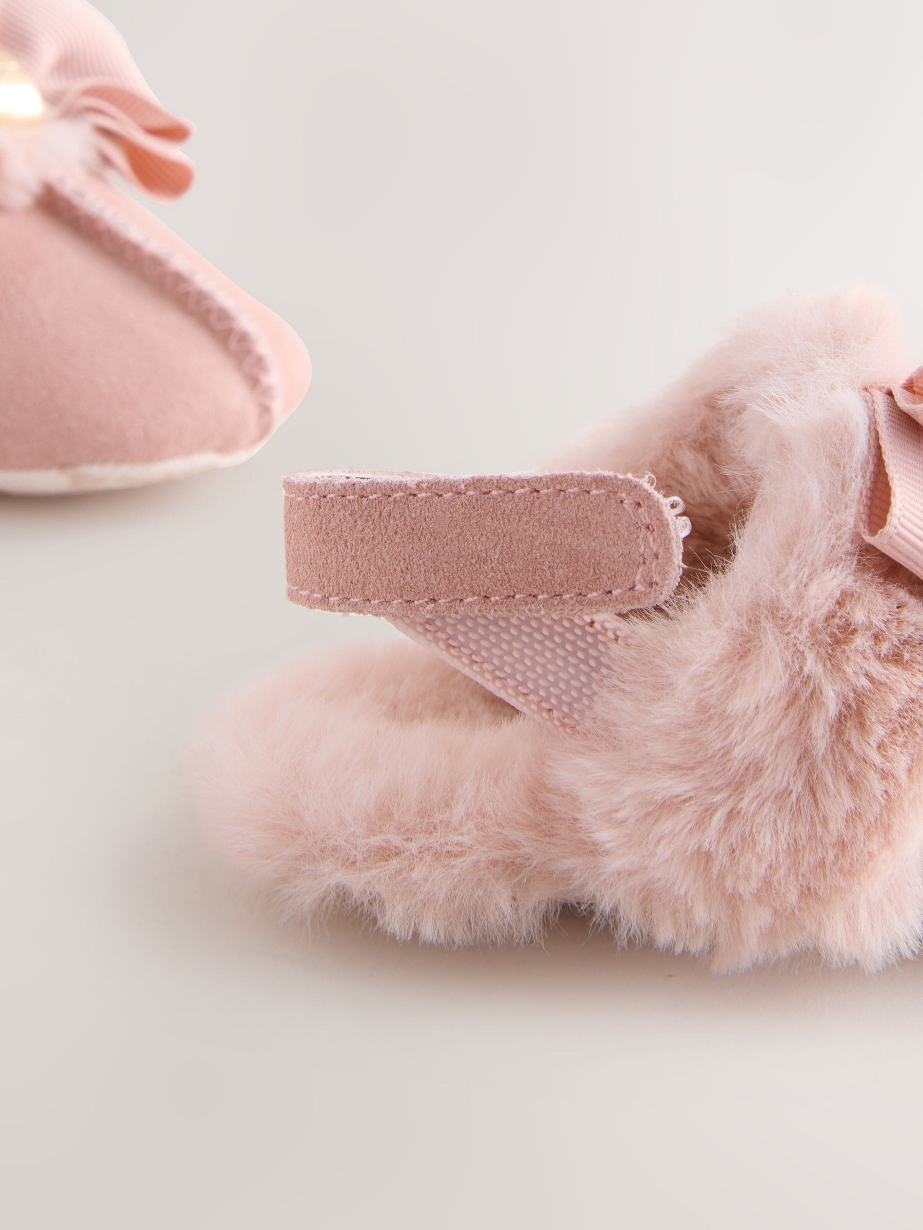 Roze - Baker by Ted Baker gewatteerde muiltjes met imitatiebont voor babymeisjes