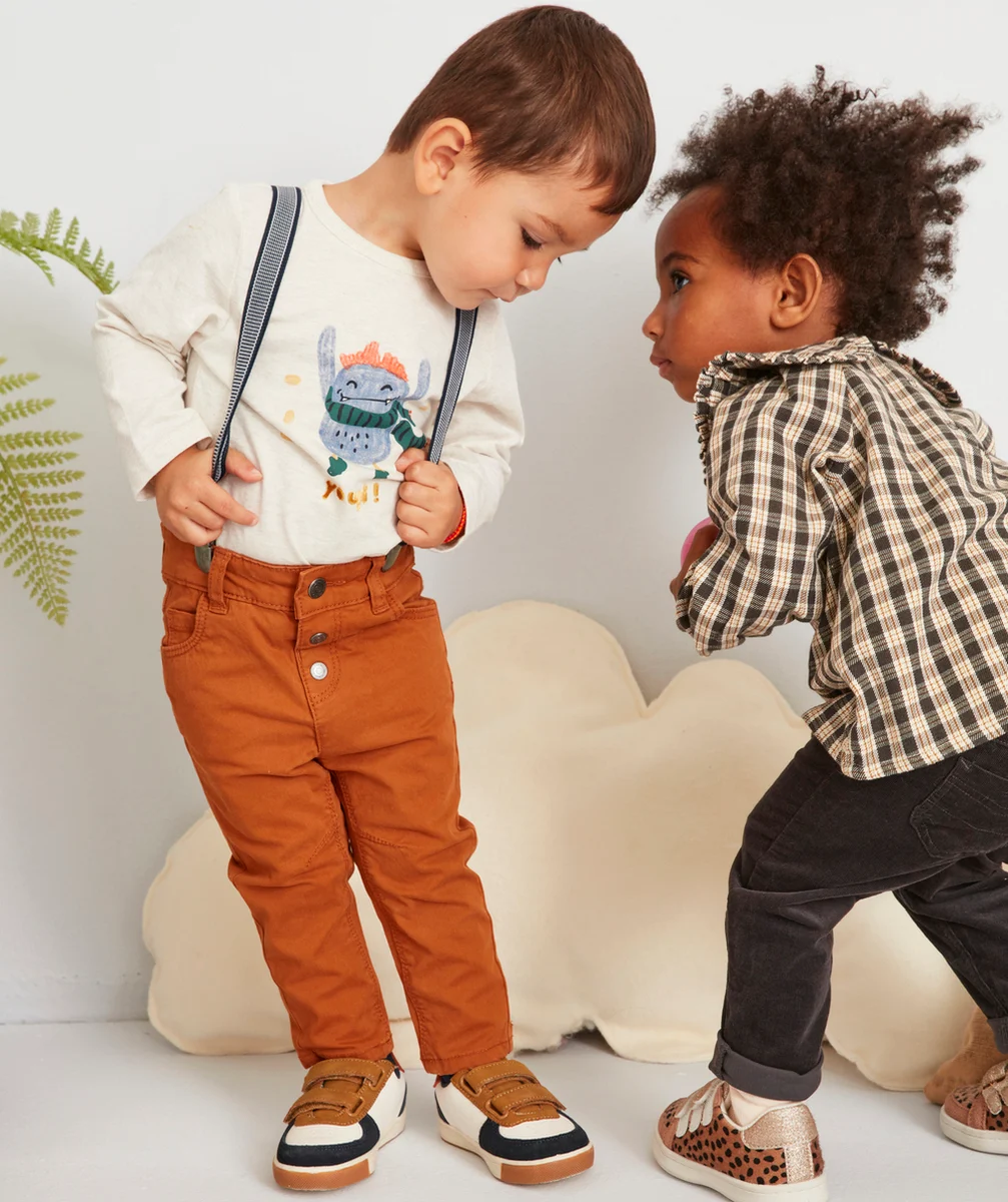 PANTALON EN DENIM MARRON AVEC BRETELLES BÉBÉ GARÇON