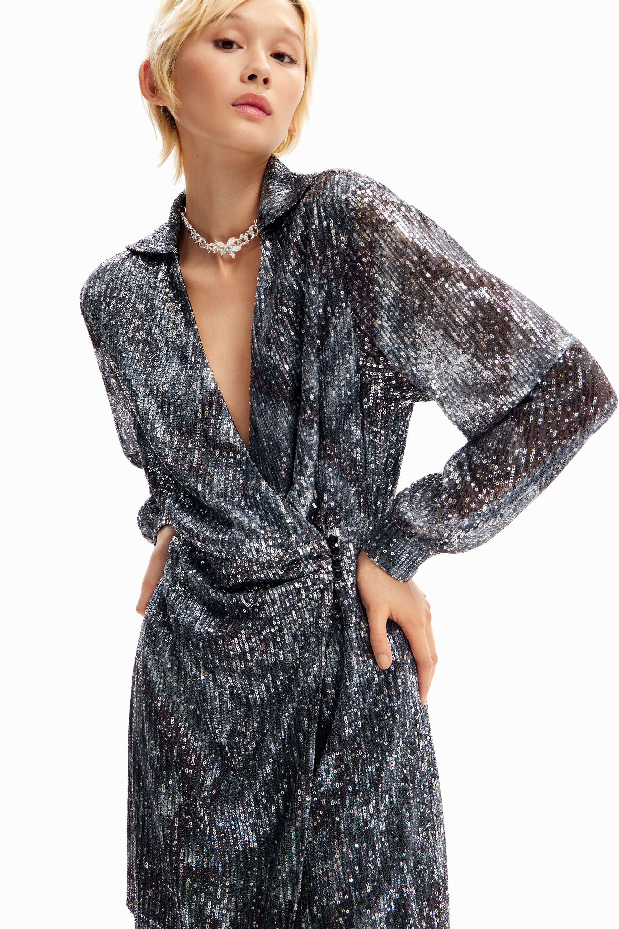 Vestido curto com lantejoulas cruzadas