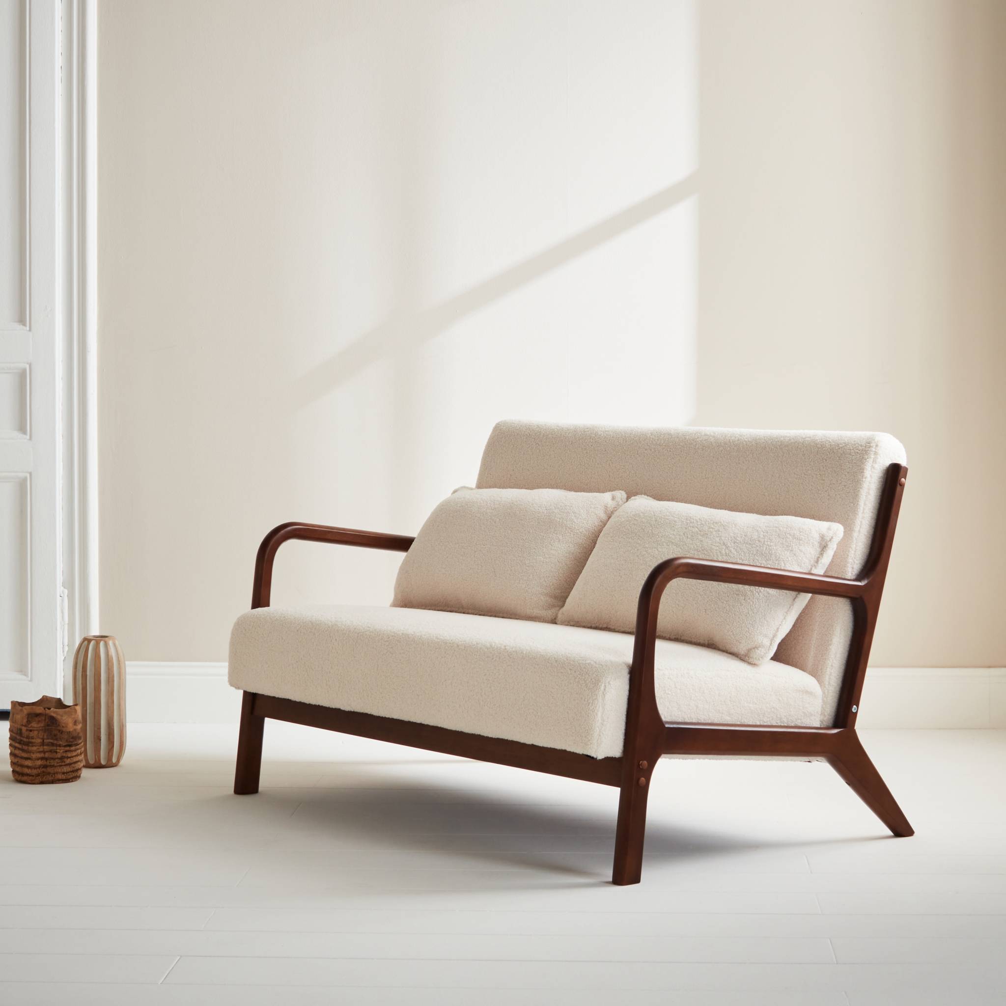 Banquette à bouclettes . Pieds bois d'hévéa teinté noyer clair. 2 places droit fixe. Pieds compas scandinave