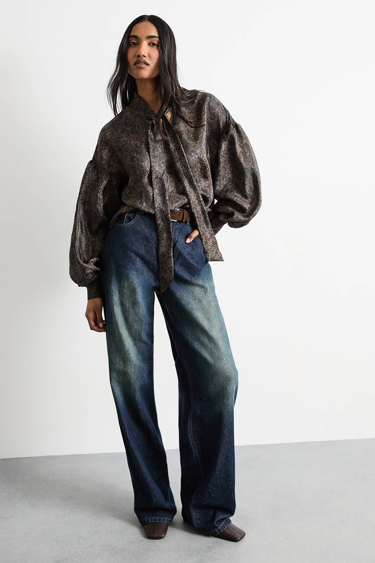Warehouse Blouse à Manches Bouffantes avec Col Lavallière Imprimée