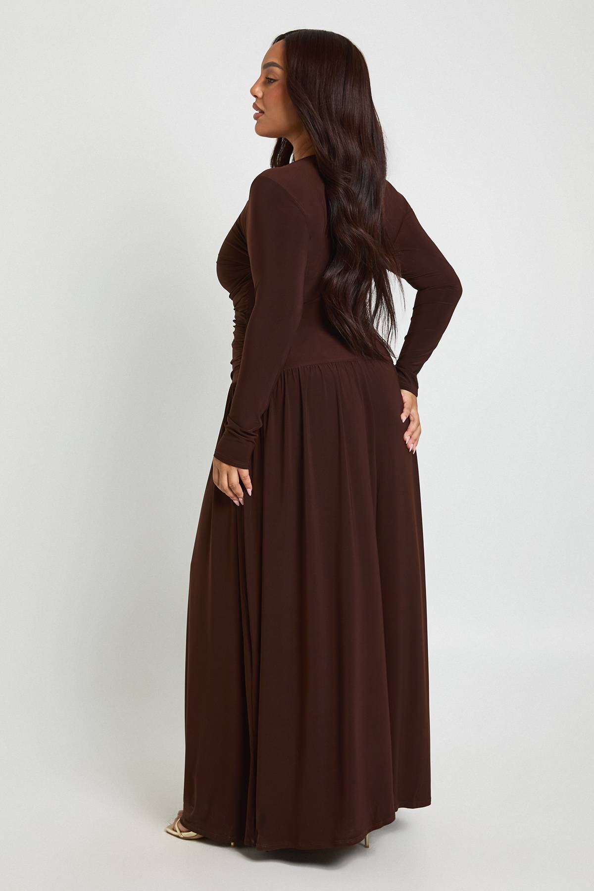 boohoo Robe Maxi Grande Taille à Manches Longues et Fronces Douces