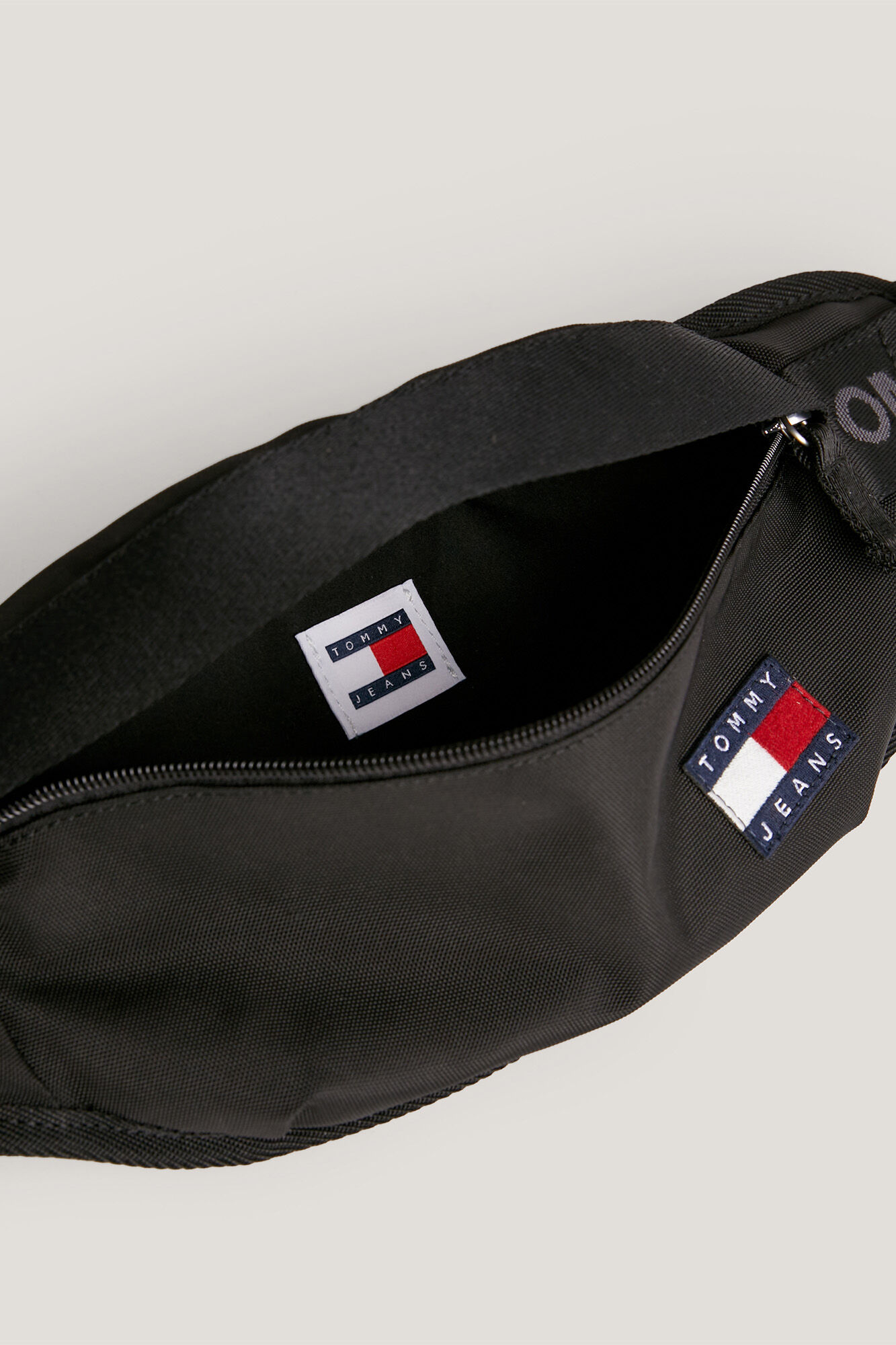 Pochete masculina Tommy Jeans com bandeira
