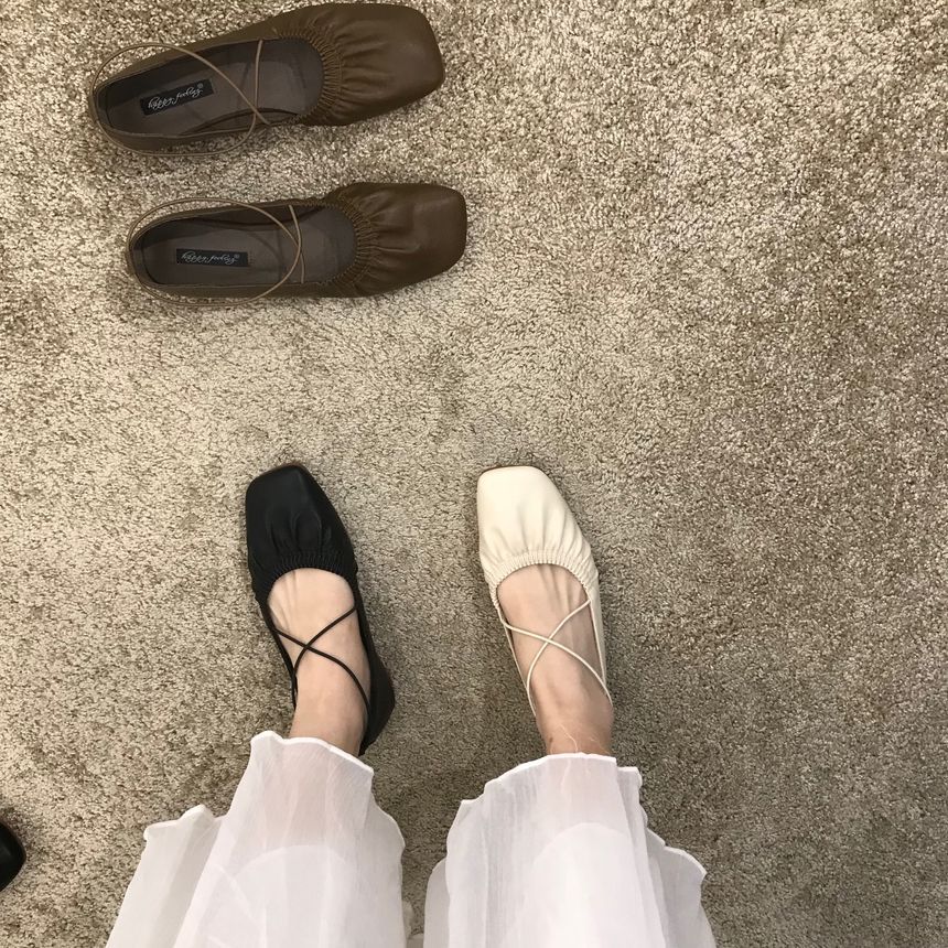 Queenie's Home - Effen gesmokte platte schoenen met kruisbandjes