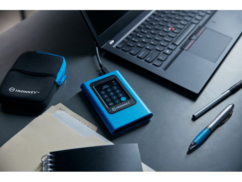 Kingston Externe SSD IronKey Vault Privacy 80 1920 GB Externe Solid State Drive (SSD), FIPS 197-zertifiziert und XTS-AES 256-Bit-verschlüsselt