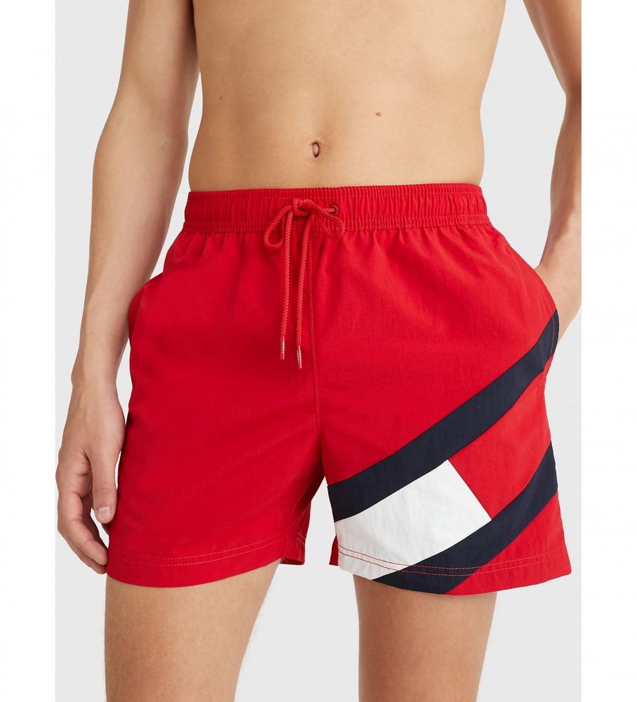 Calção de banho Tommy Hilfiger de comprimento médio com logotipo e cordão vermelho.