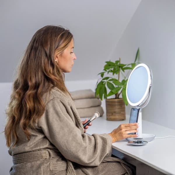 Sharper Image sminkespeil med lys og trådløs lader