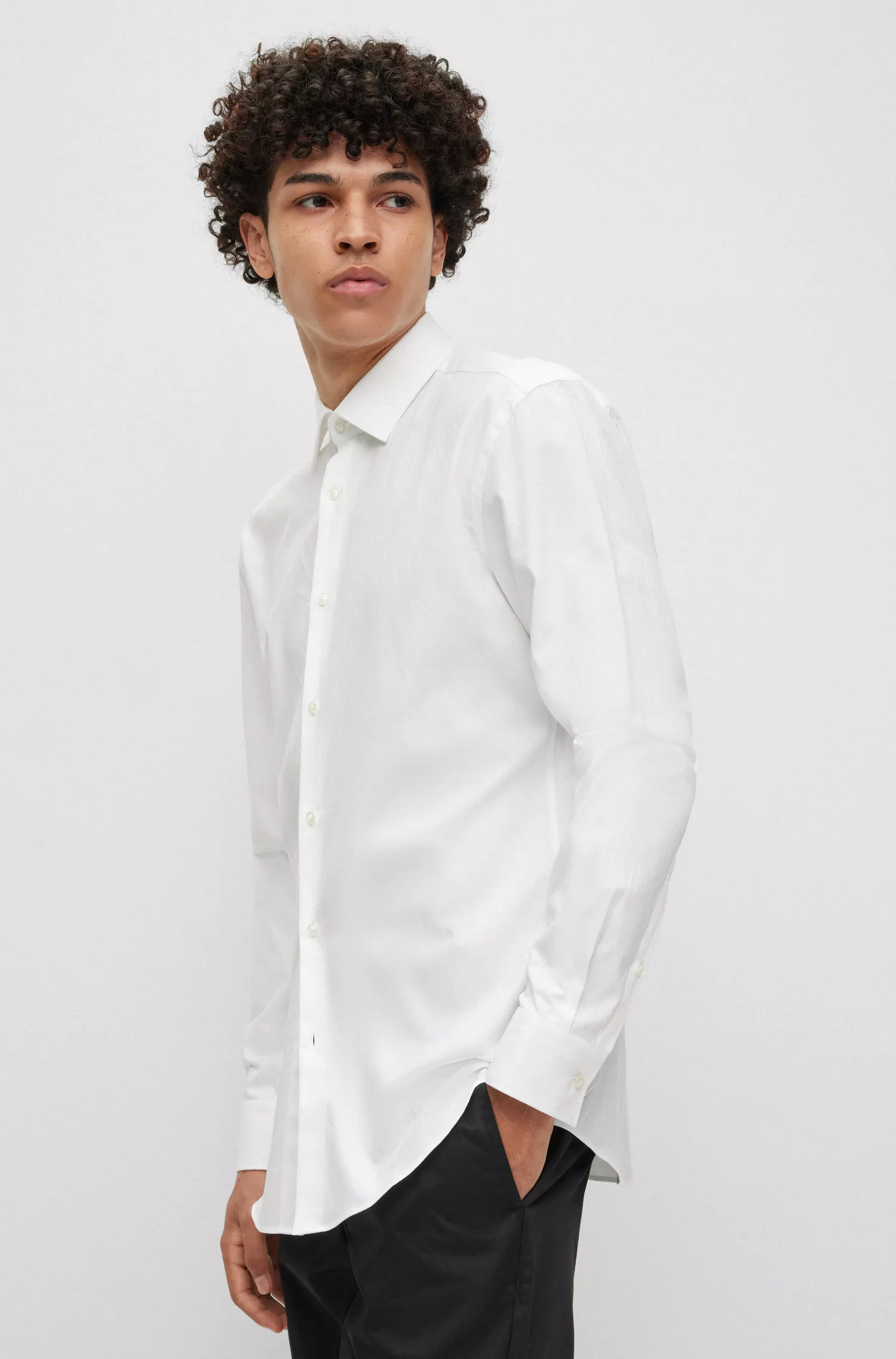 Camisa HUGO vermelha, corte slim, em algodão dobby estruturado.