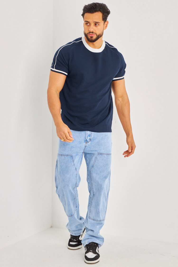 T-shirt bleu foncé à col blanc