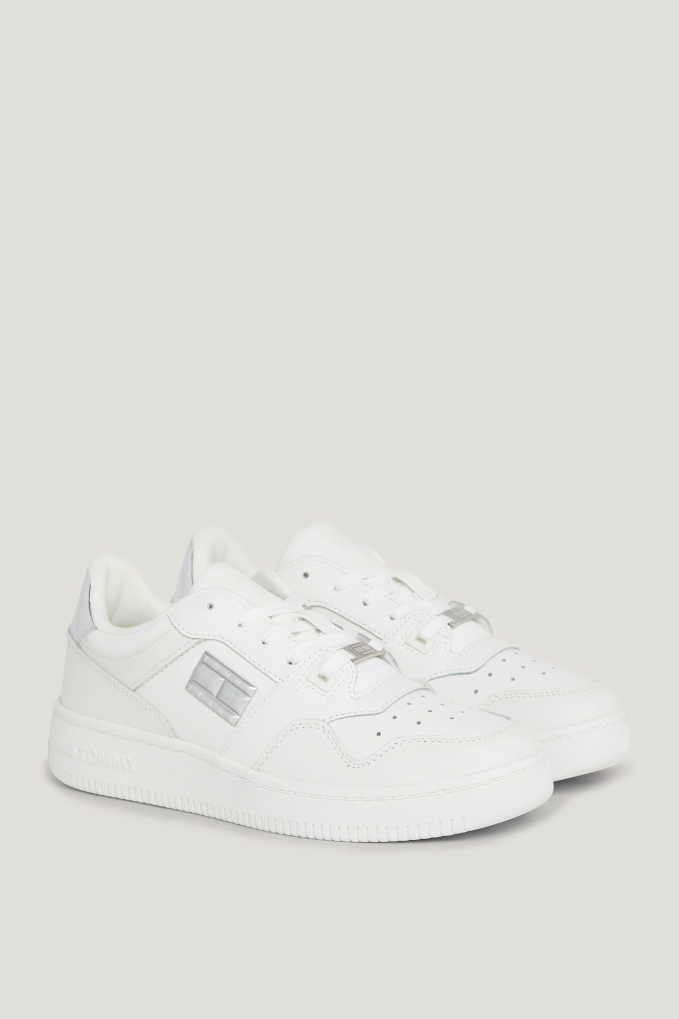 Tênis de basquete feminino Tommy Jeans com calcanhar prateado.