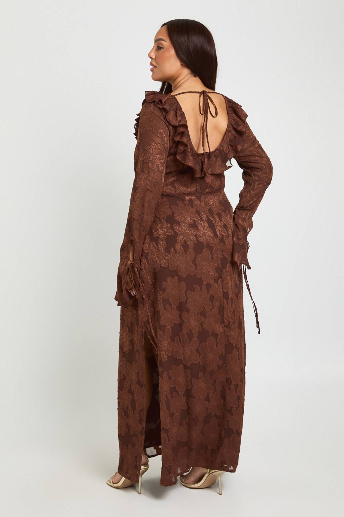 boohoo Robe Midaxi Grande Taille en Mousseline Dévorée à Volants