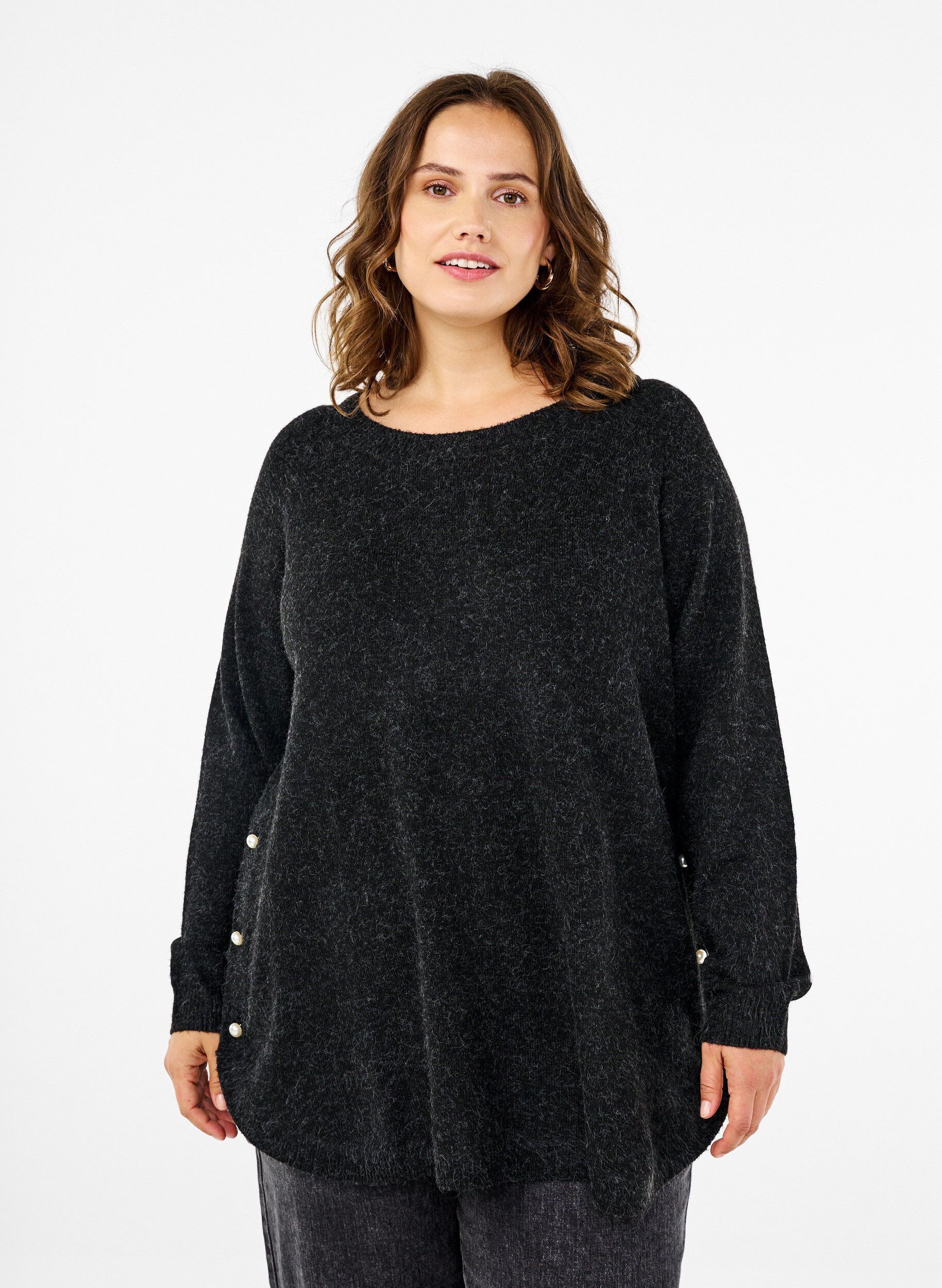 Strikbluse med perledetaljer