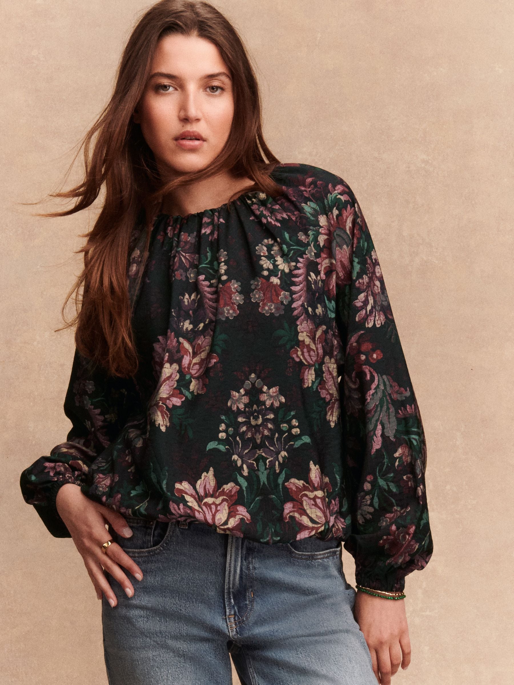 Zwart bloemenprint - Hemdtop met lange mouwen en geschulpte zoom