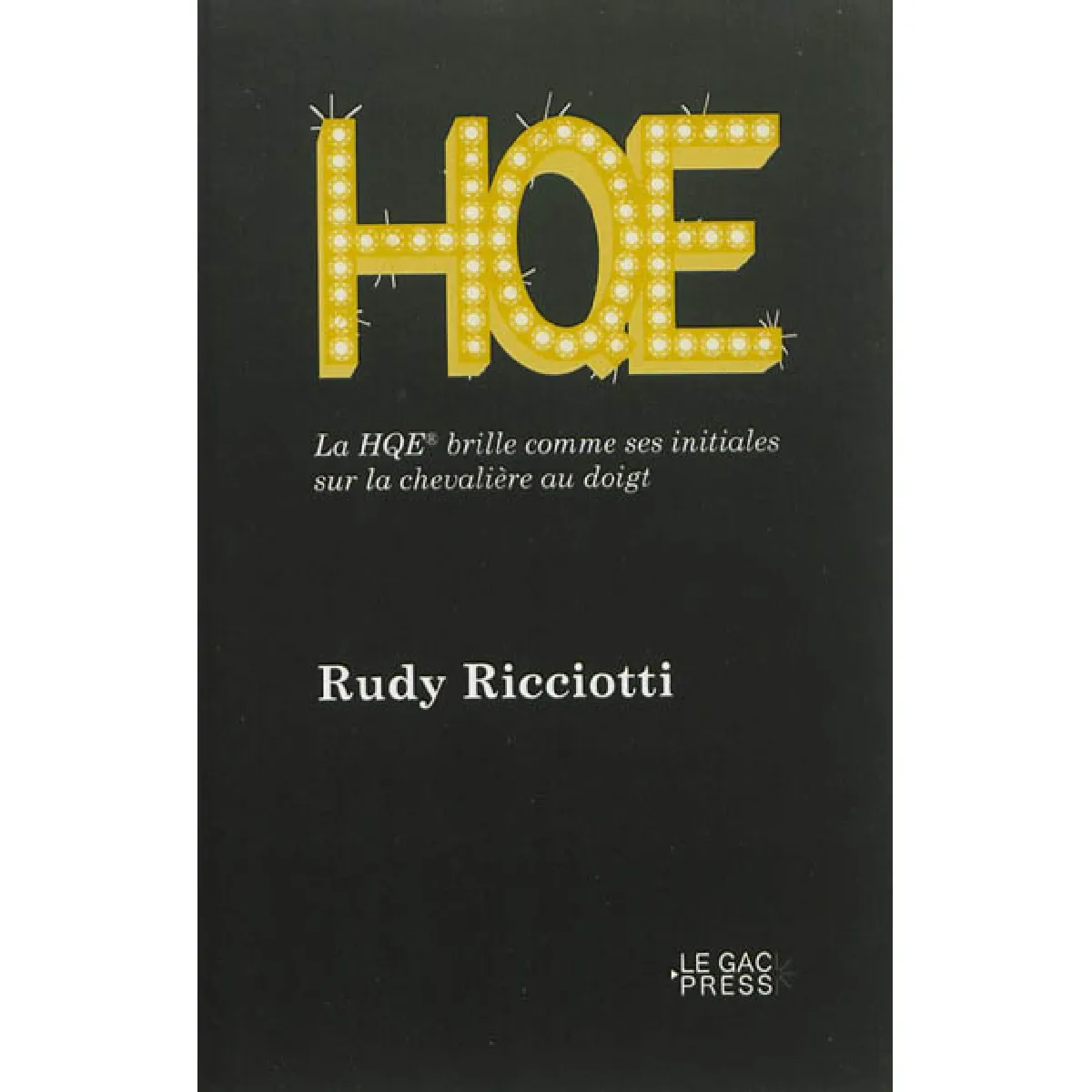 HQE : la HQE brille comme ses initiales sur la chevalière au doigt · Occasion