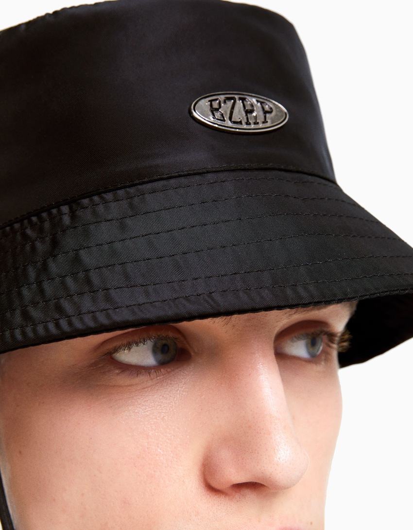 BERSHKA com chapéu bucket BIZARRAP