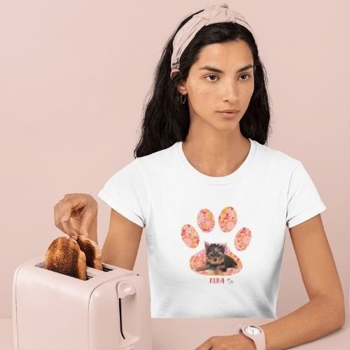 Camiseta infantil branca com estampa floral personalizável.