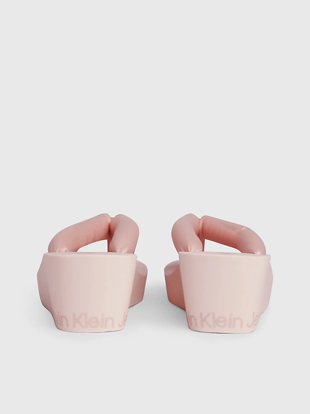 Chinelo de dedo com plataforma e salto anabela de cetim