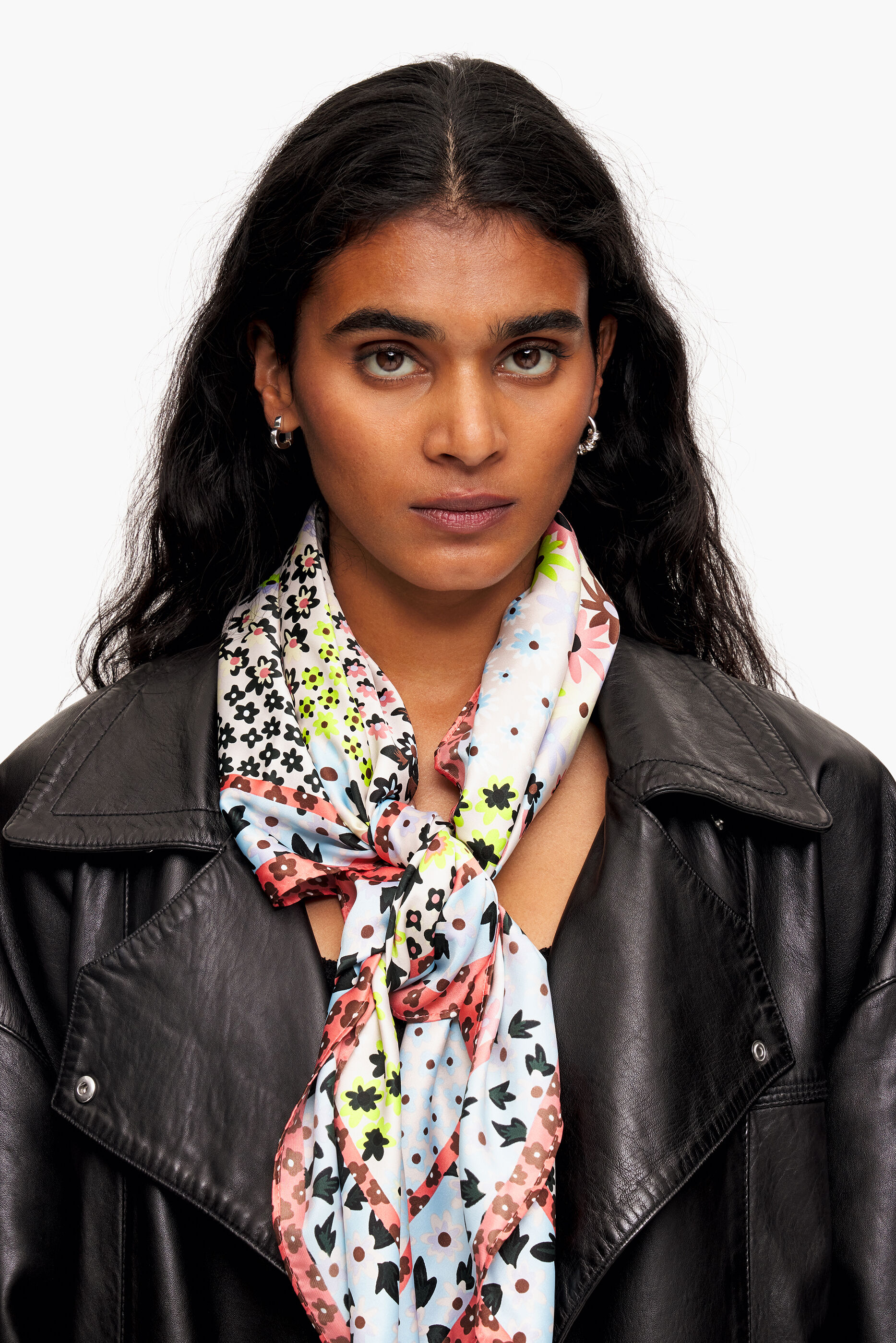 Lenço branco com estampa floral geométrica