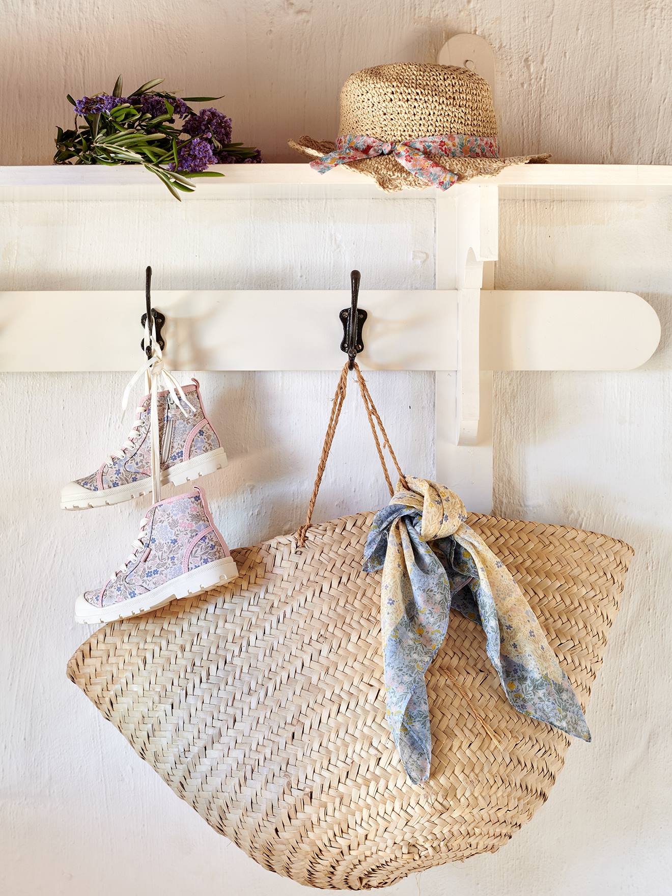 Tênis infantil de cano alto com cadarço e zíper, cor off-white