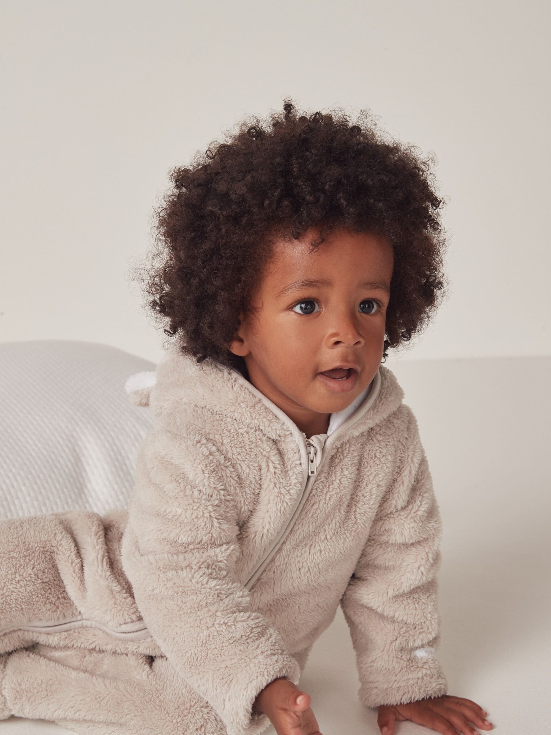 Natuurlijk - The White Company - Kiezelkleurig fleece romperpakje