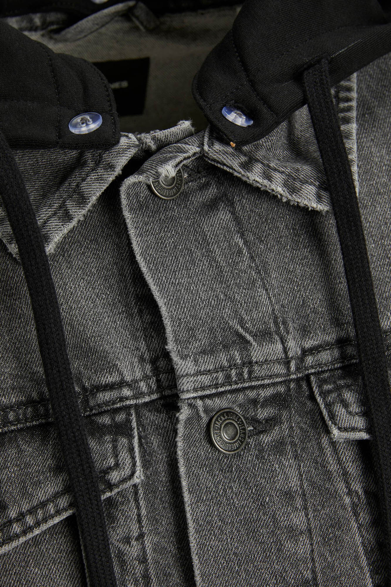Jaqueta híbrida de jeans com capuz.