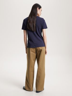 Camiseta moderna com gola redonda e monograma TH