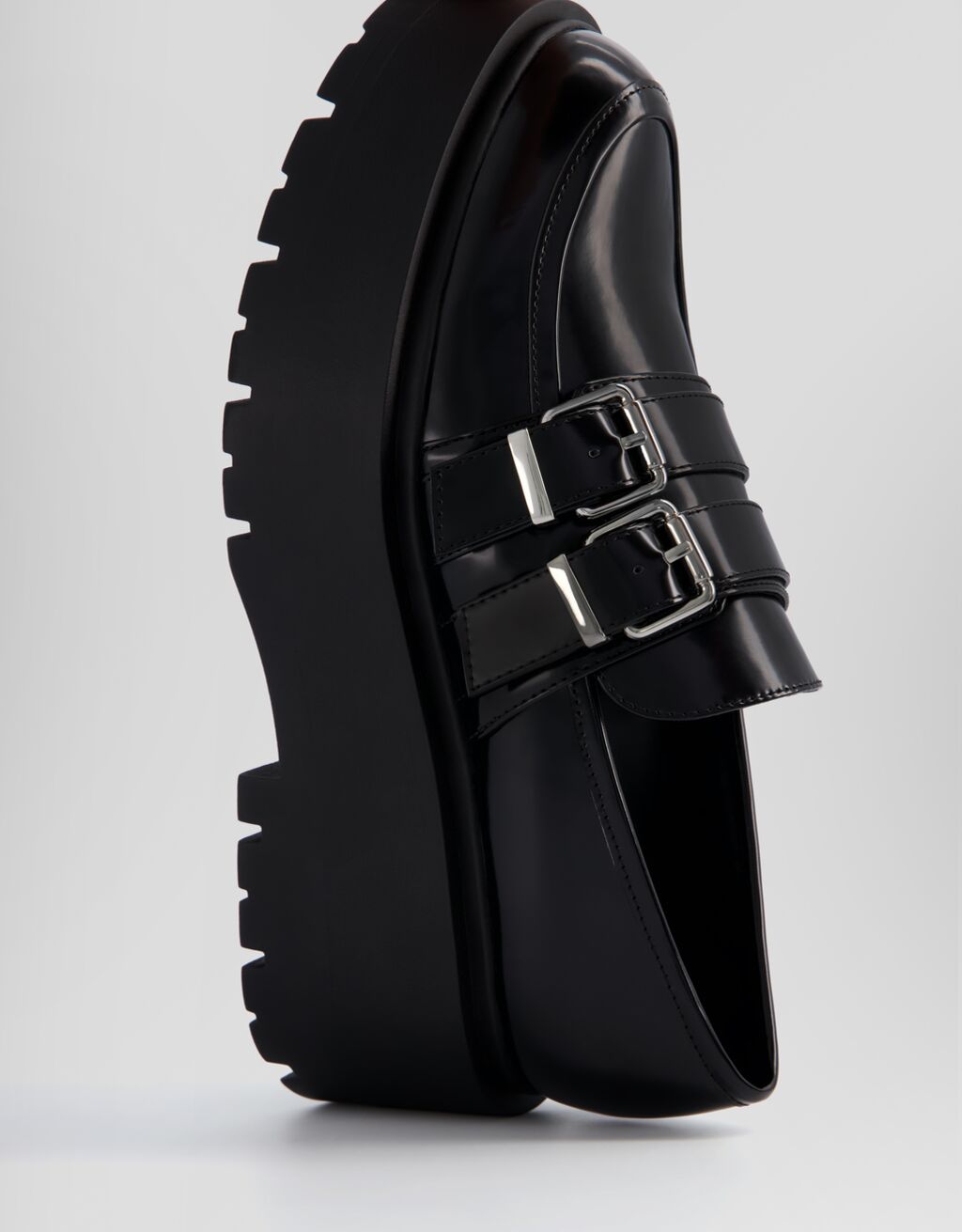 Sapatos plataforma com fivelas