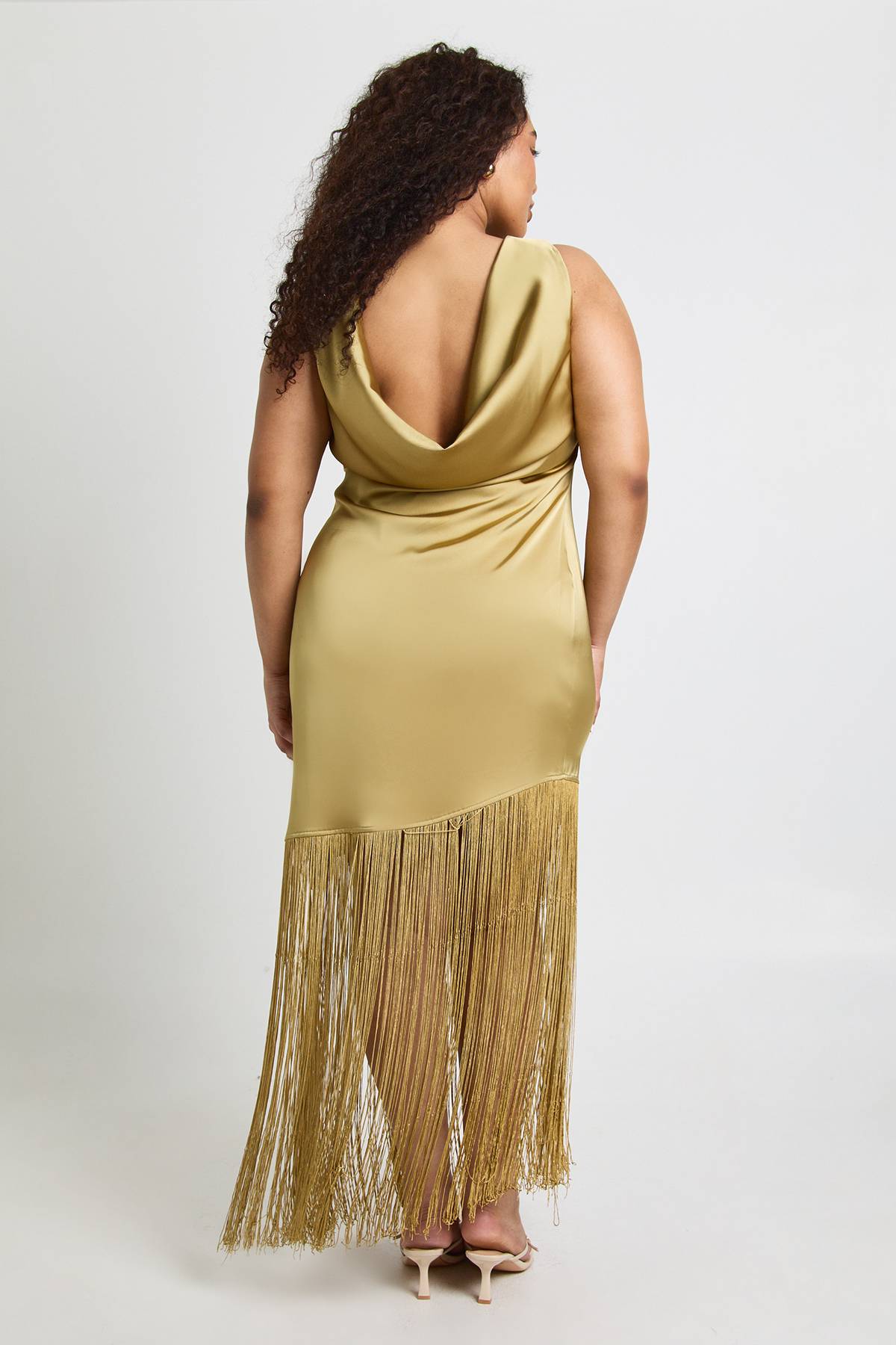 boohoo Robe Longue En Satin À Dos Drapé Avec Pompons Grande Taille