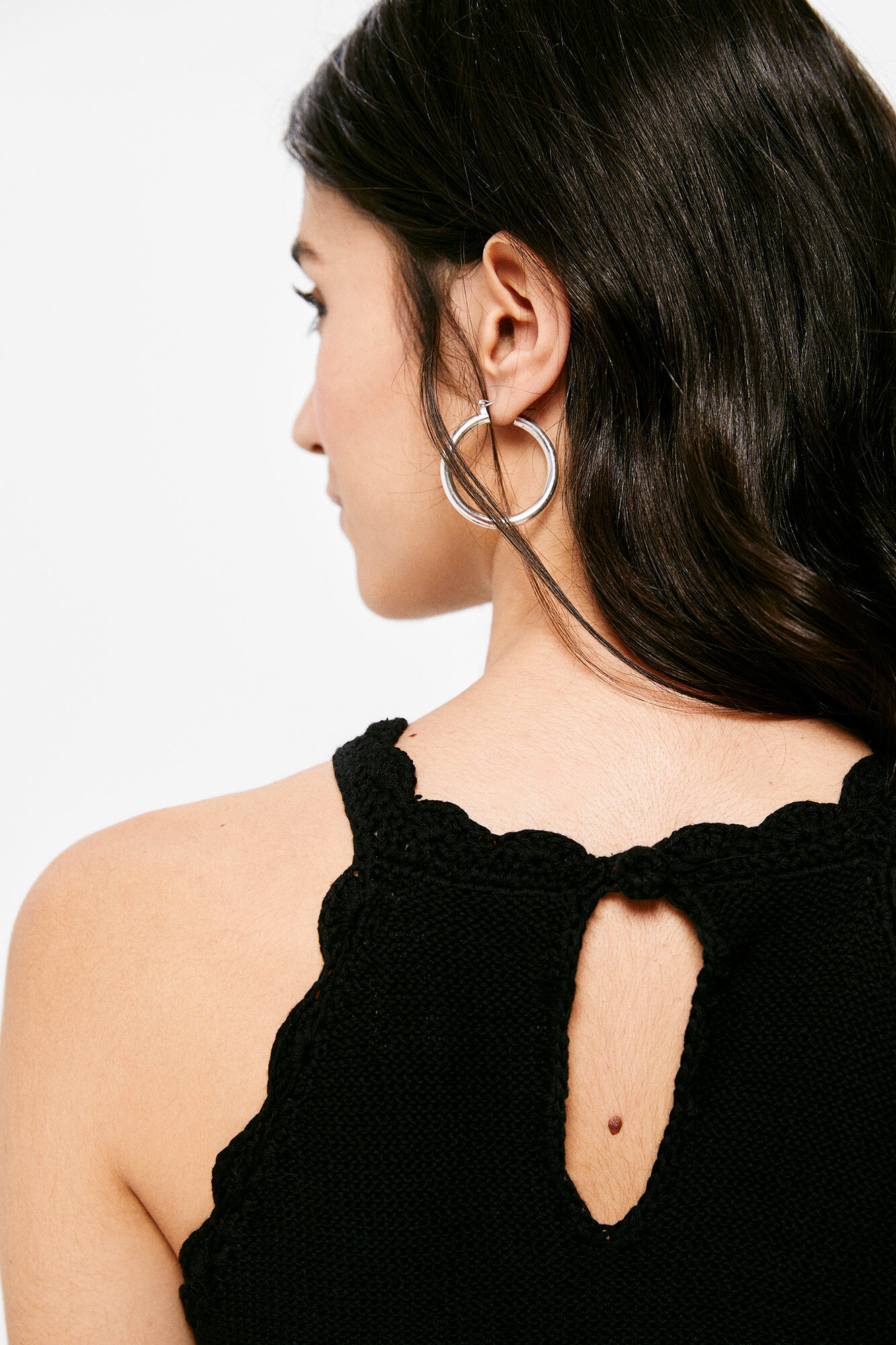 Vestido midi com decote halter e detalhes em bico fino - preto
