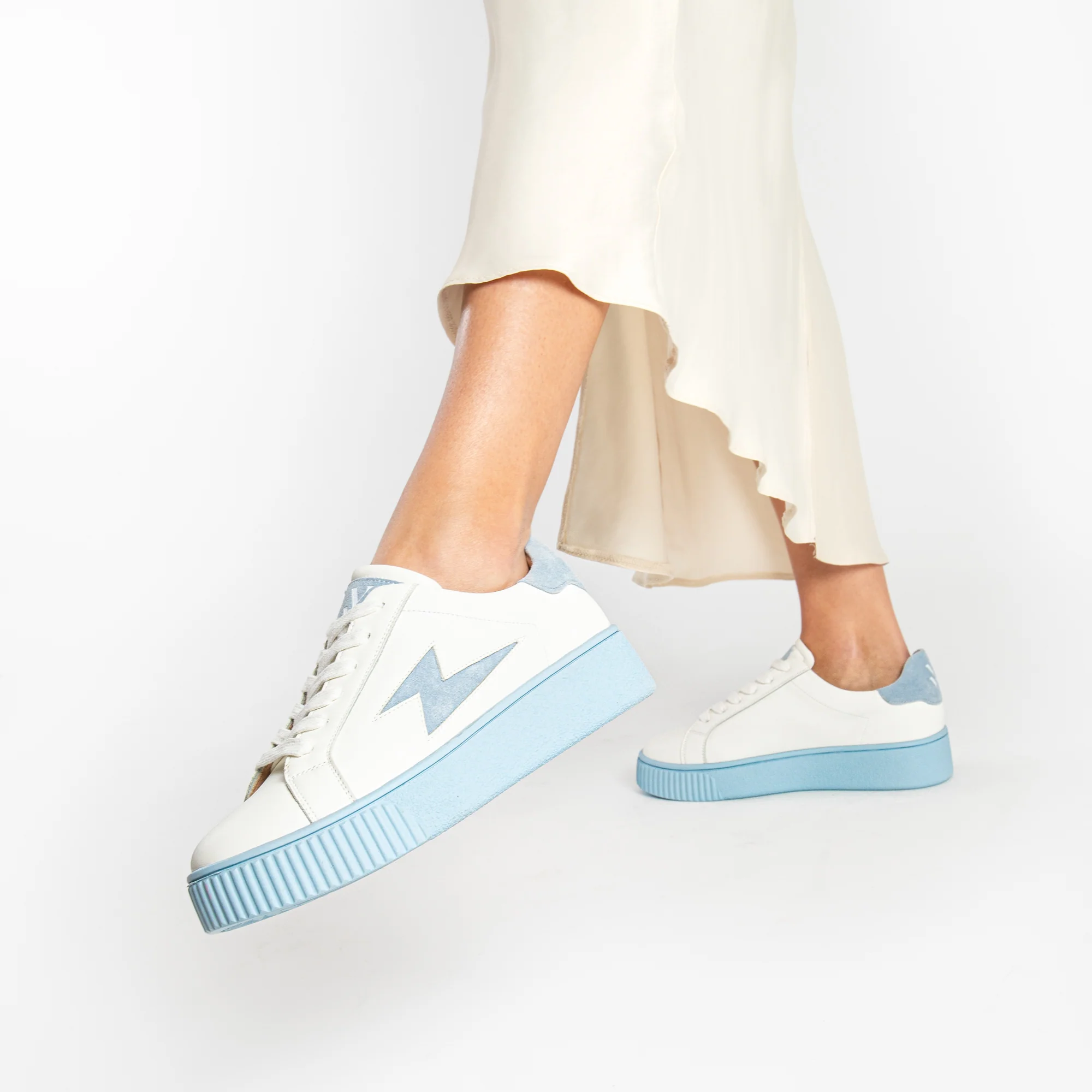 Sneakers-Baskets éclair Melany blanches à semelle bleue