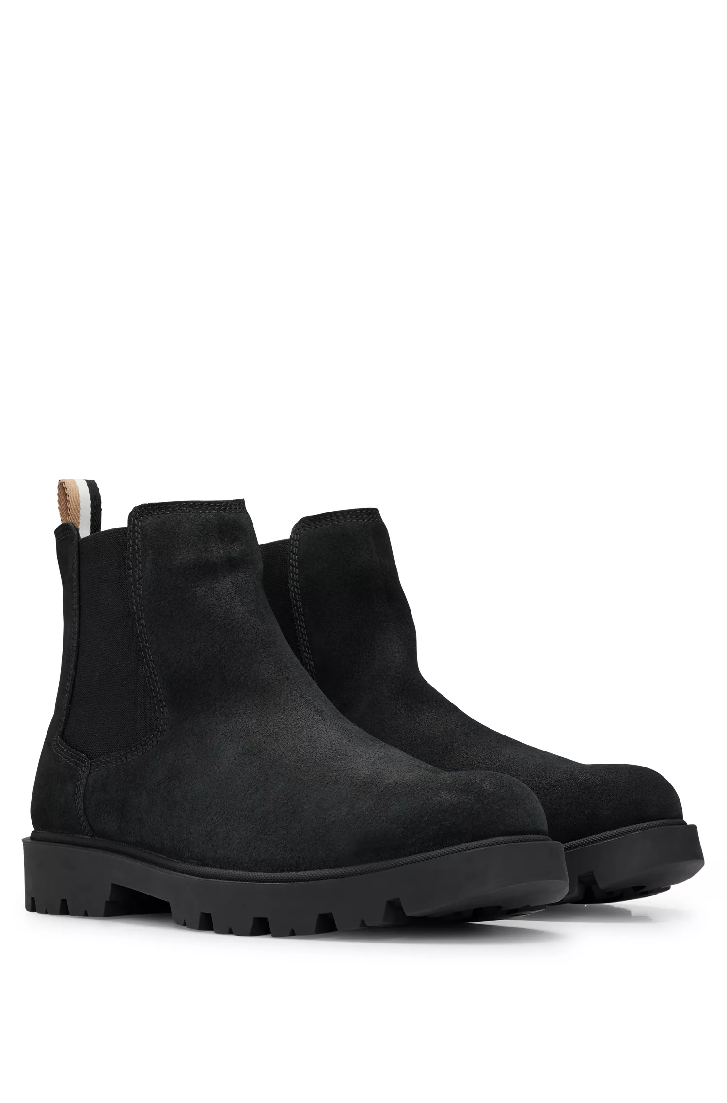 Botas Chelsea pretas da BOSS em camurça com fita listrada exclusiva.