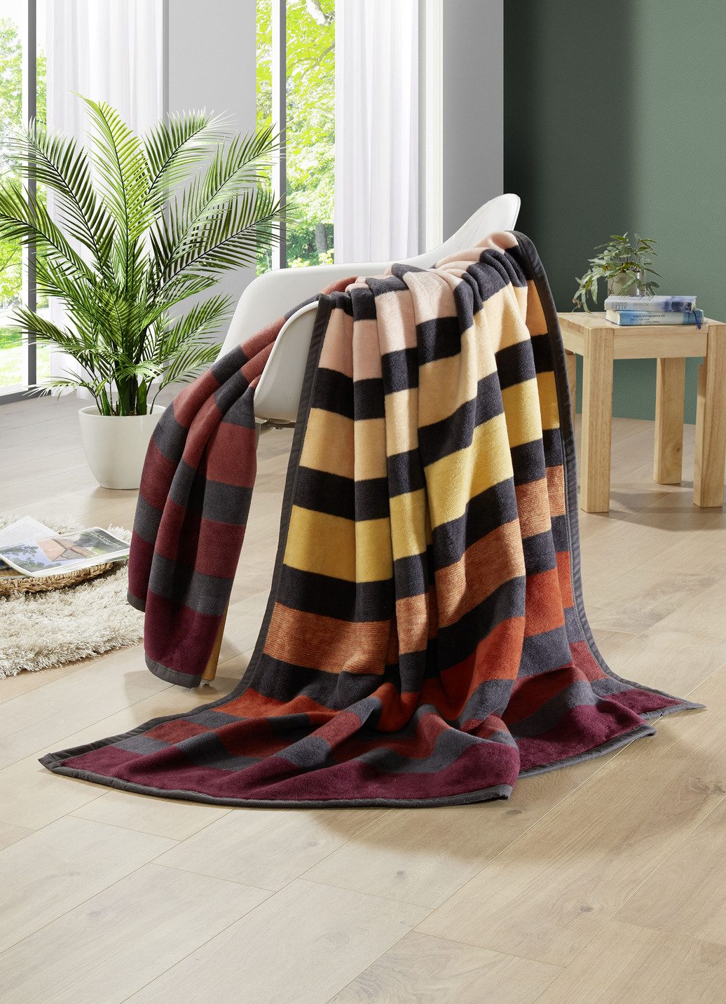 Wohndecke mit Veloursbandeinfassung