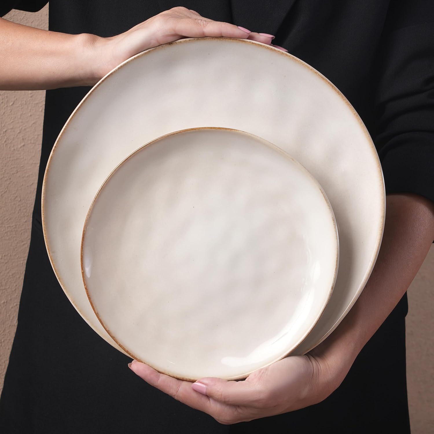Karaca Aria - Geschirrset 6 Personen Steingut, Teller Set 24 Teilig mit Servierplatte, Müslischalen, Frühstücksteller, Pasta Teller Tief, Essteller, Mikrowellen Steingut Geschirr Set - Beige
