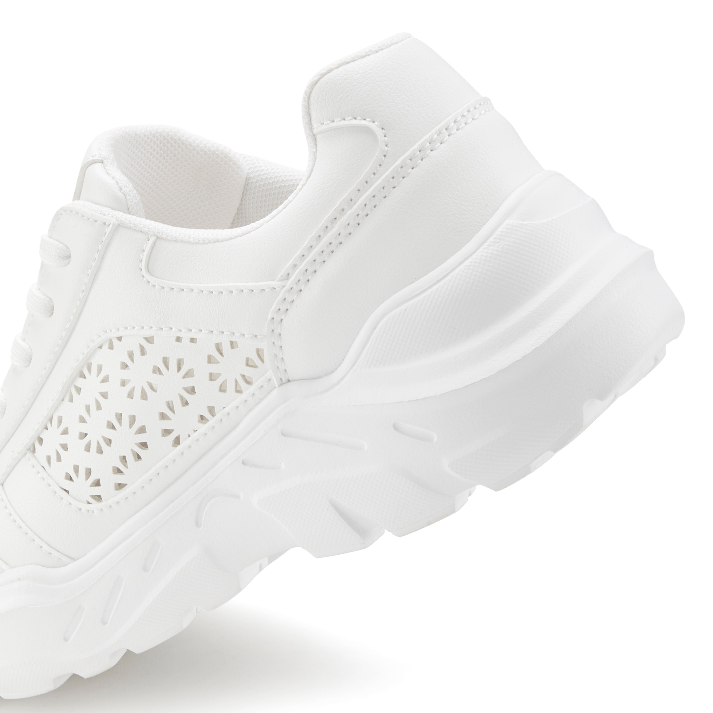 LASCANA Sneaker  Freizeitschuh, Halbschuh mit kleinen Cut-Outs und Chunky Sohle VEGAN