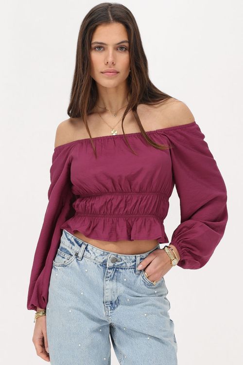 Paarse off shoulder top met ruffles