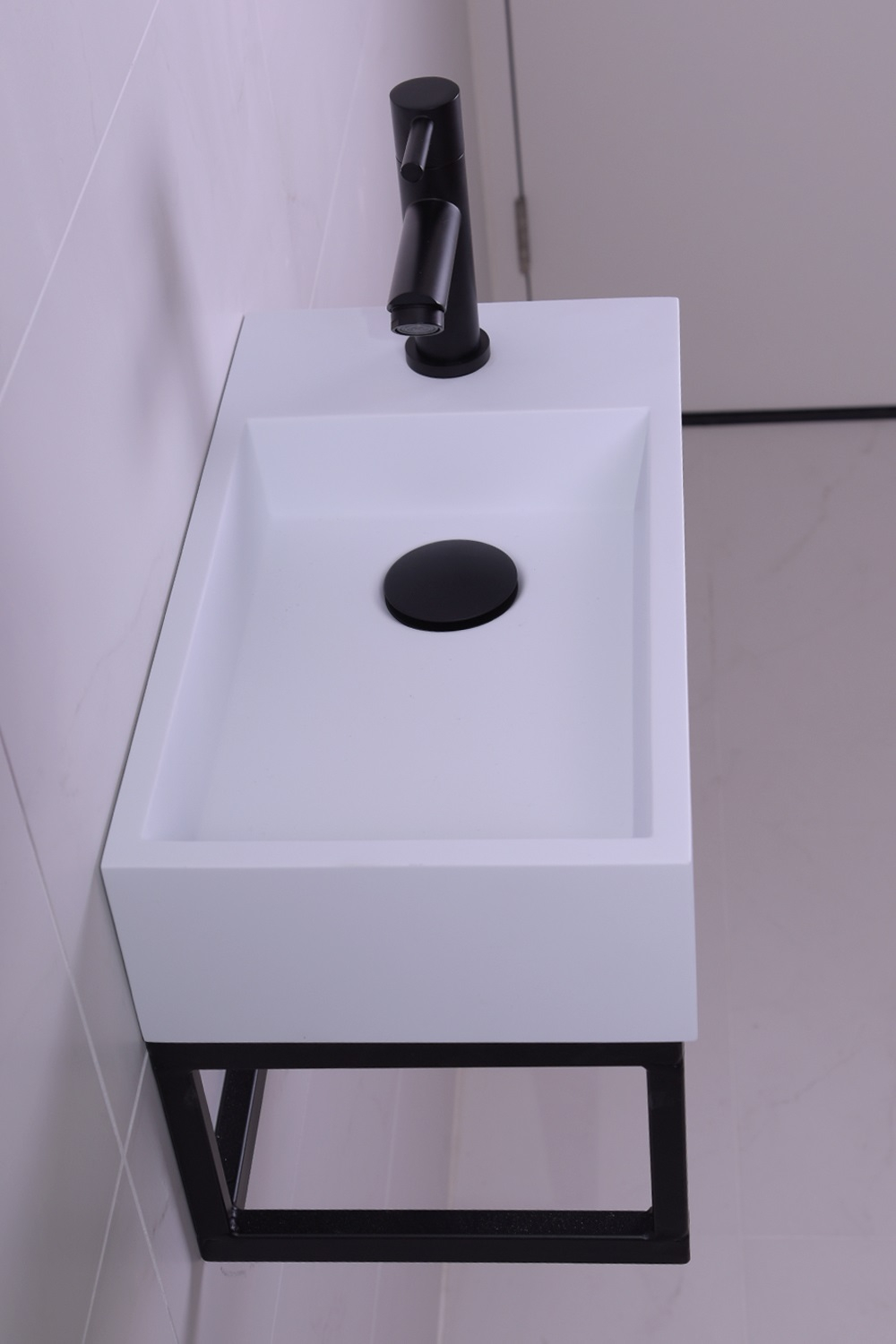 Saniclear Alaska solid surface fontein set rechts met zwarte kraan