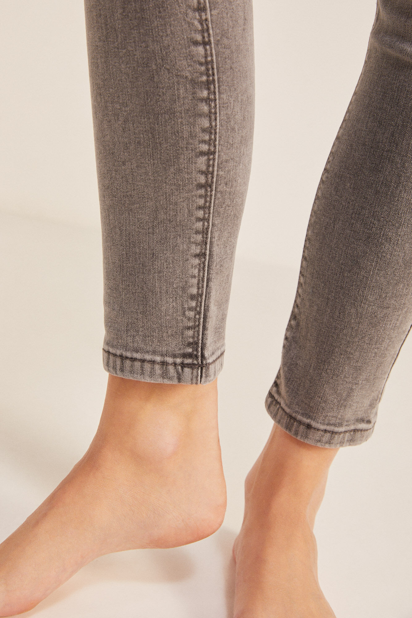 Calça jeans slim, lavagem sustentável