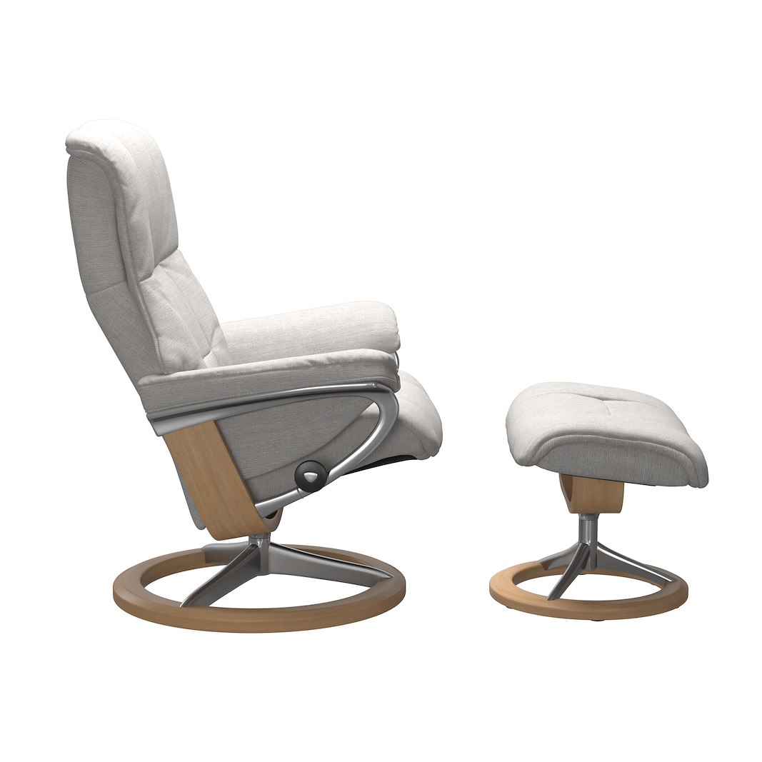 Mayfair (M) Signature lenestol med krakk Tekstil Jasmine Light Grey og Signature understell i eikbeiset og krom.