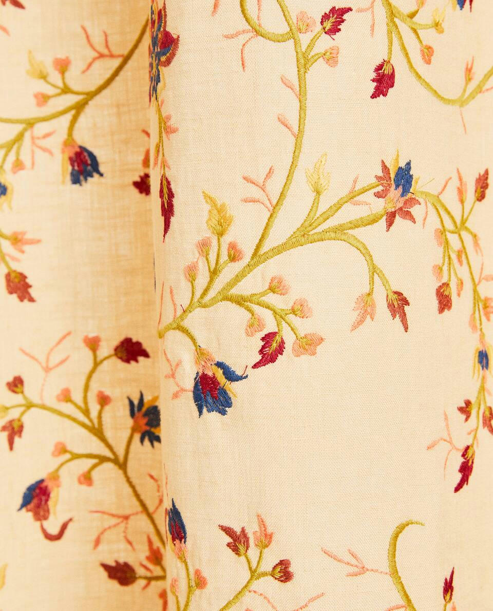 CORTINA COM BORDADO FLORAL