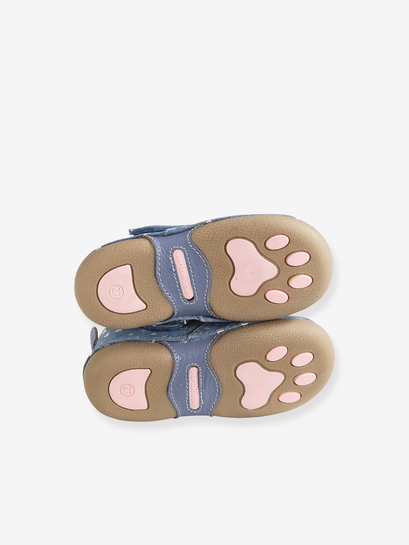 Pantufas infantis lisas em chambray azul-escuro com fecho de velcro.