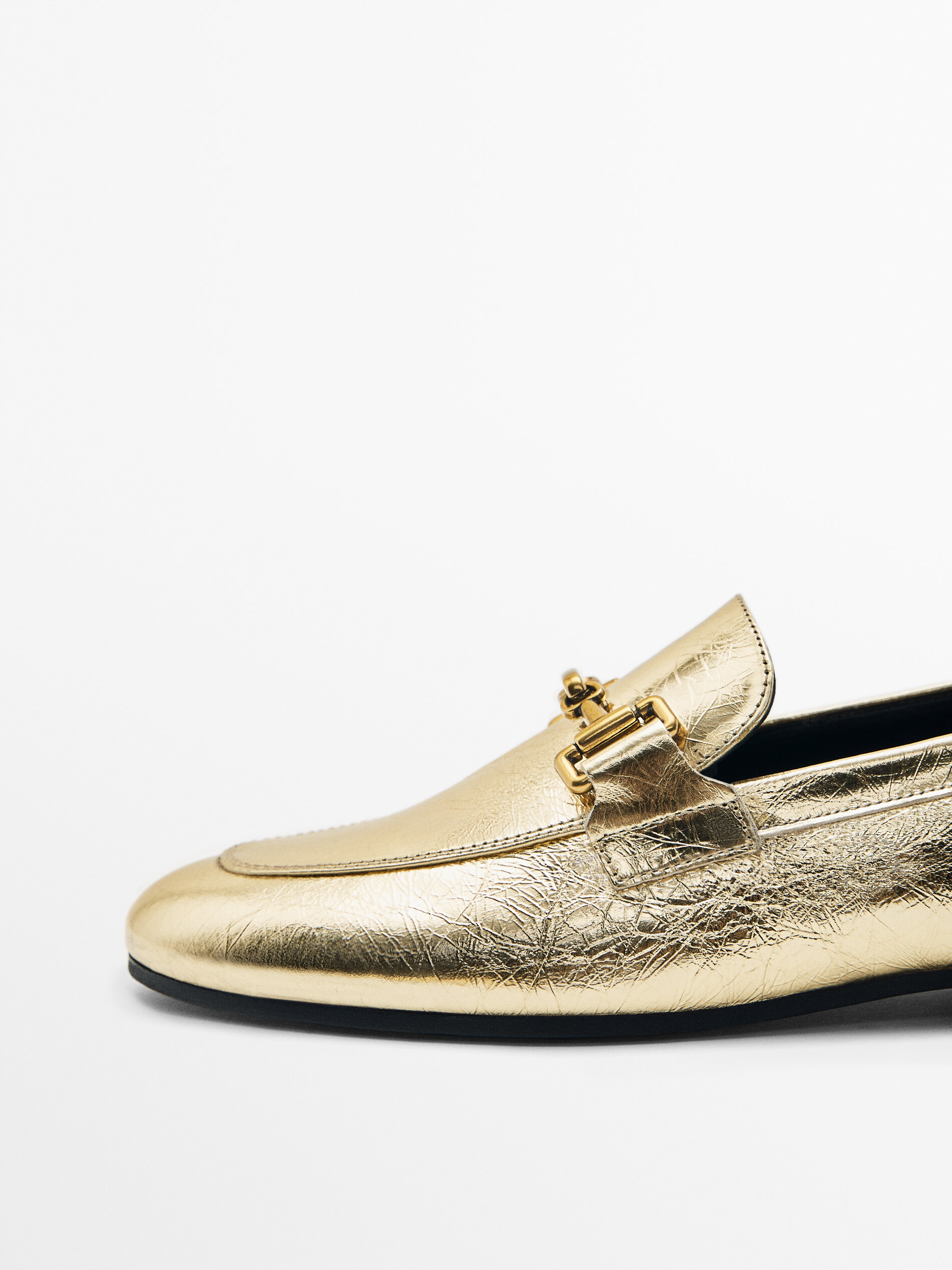 Mocassim em couro craquelado com fivela metálica - DOURADO