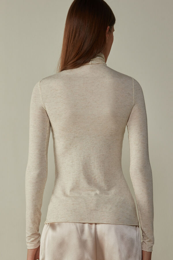 Camiseta leve de gola alta em modal com detalhes em cashmere lamê.