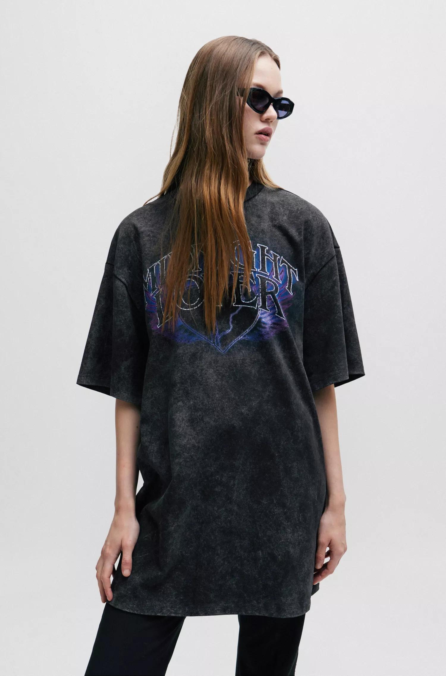 Vestido camiseta HUGO em malha de algodão vermelha com estampa da estação.