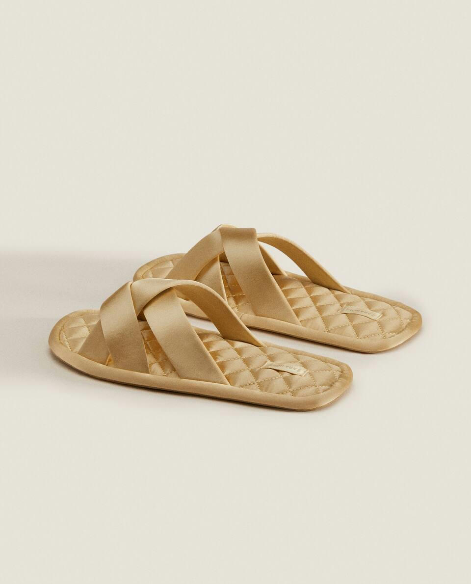Pantufas de cetim acolchoadas