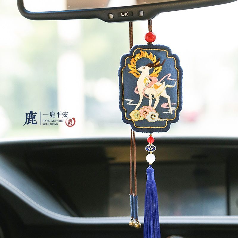 Embroidery Kingdom - DIY-borduurpakket met hertenamulet
