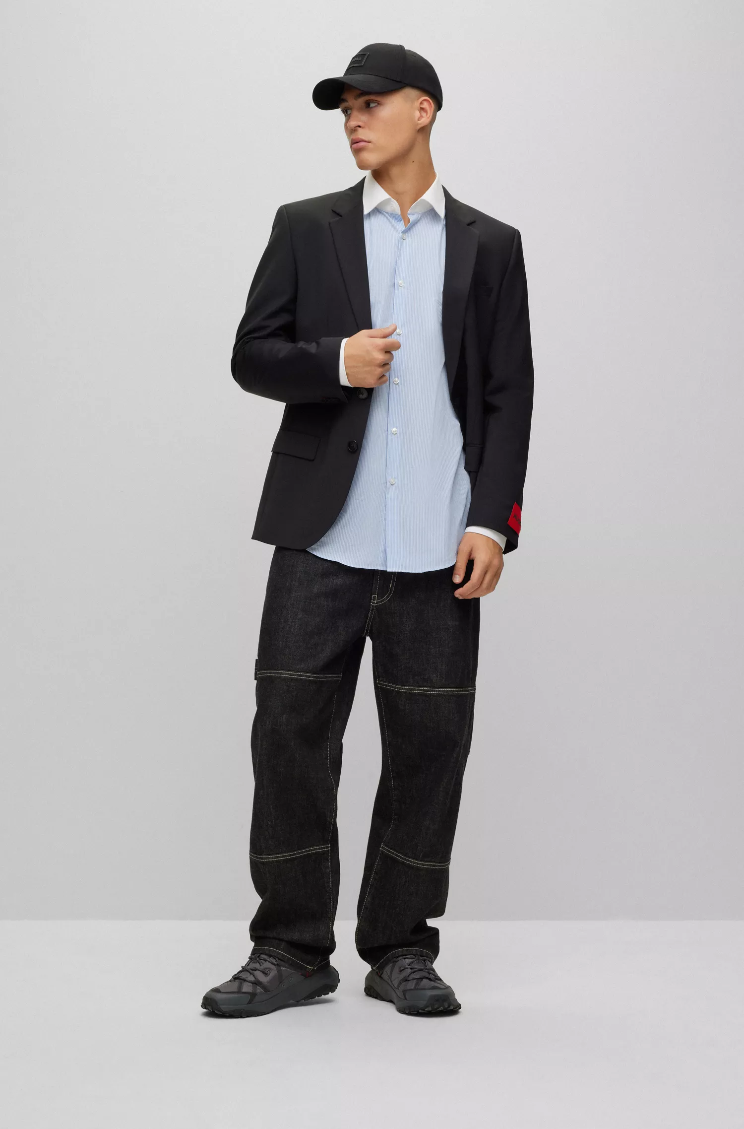 Camisa HUGO vermelha de corte slim em popeline de algodão listrado.