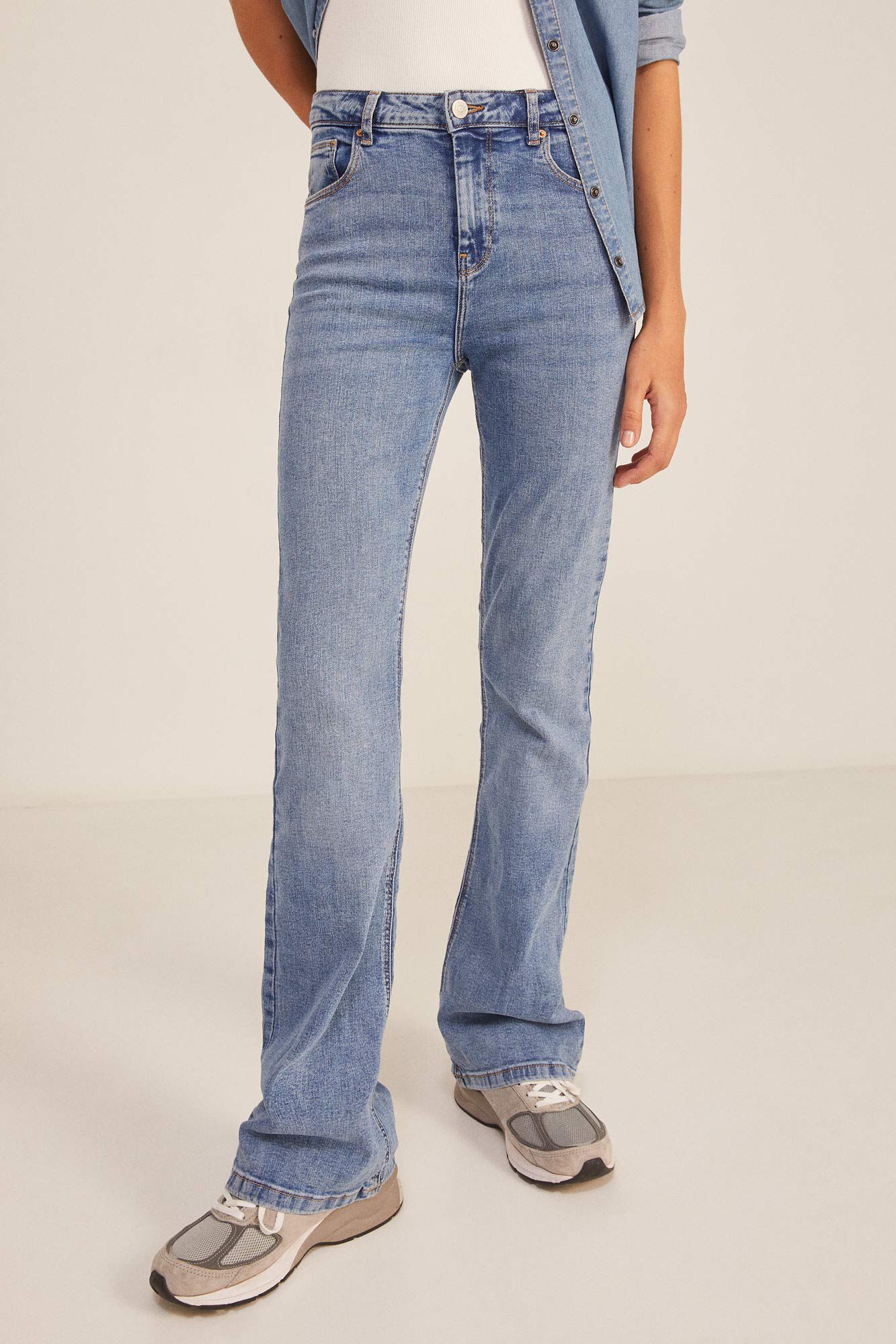 Calça jeans bootcut com lavagem sustentável - azul médio