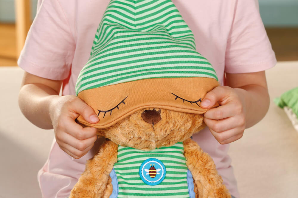 NICI Schlafmützen Schlummsi Schlummergeschichten-Bär in grünem Pyjama