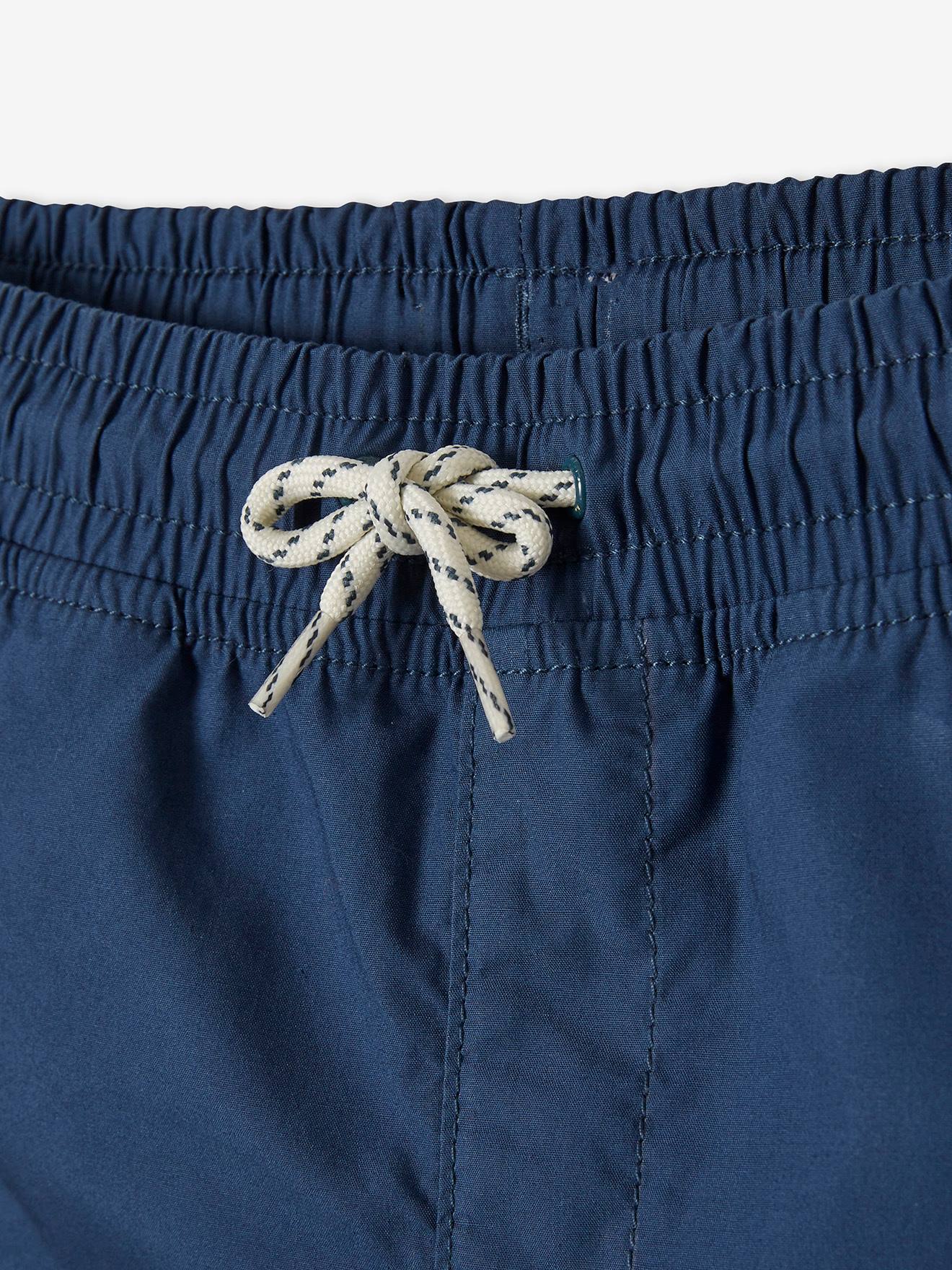 Bermudas fáceis de vestir para meninos, lisas em azul escuro com estampas.