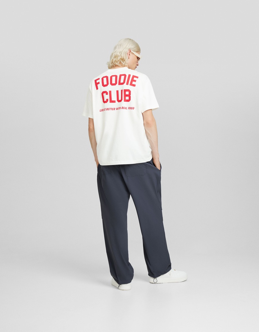 Camiseta de manga curta com modelagem quadrada e detalhes bordados.